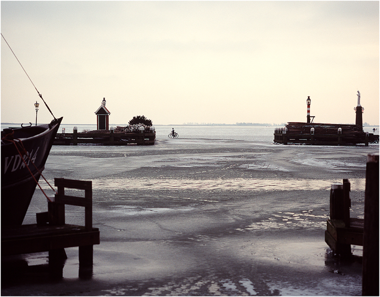 The frozen sea at Volendam, January 2003